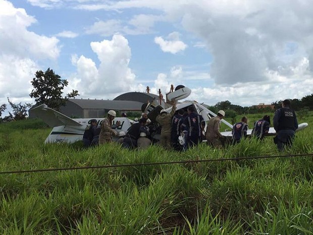 Duas pessoas morrem após queda de avião em cidade de MT (Foto: Élton Junior/TV Centro América)