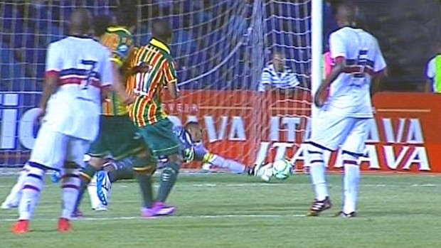 Frame Santa Cruz e Sampaio Correa (Foto: Reprodução)