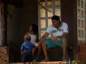 Fernandes construiu casa para filha esperar por ônibus (Foto: Reprodução/TV Anhanguera)