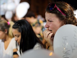 Jovens se emocionam durante caminhada em memória às vítimas (Foto: Jefferson Bernardes/AFP)