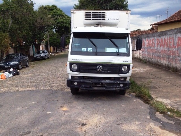 Caminhão tinha documentação atrasada (Foto: PM/Divulgação)
