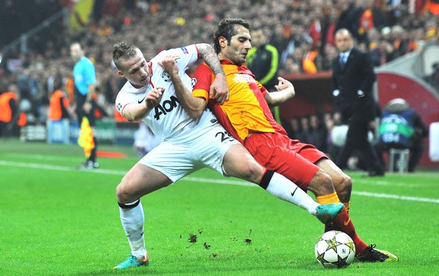 Cleverlay e Altintop, Galatasaray e Manchester United (Foto: Agência AFP)