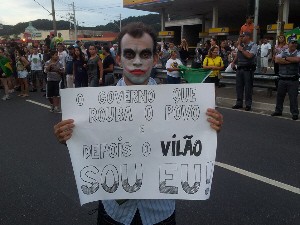 Manifestante em Praia Grande (Foto: Ivair Vieira Jr / G1)