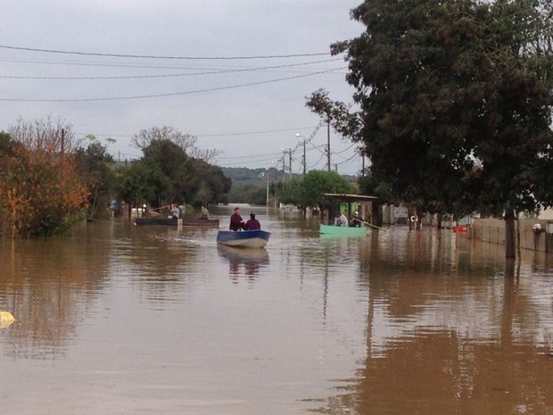 Em São Mateus do Sul, na região Sul do Paraná, moradores tiveram que usar barcos para atravessar a cidade (Foto: Vanessa Rumor/RPC TV)