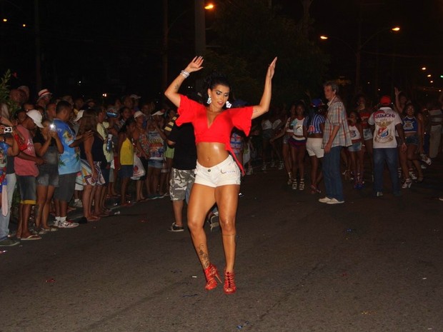 Bianca Leão em ensaio de rua da União da Ilha na Zona Norte do Rio (Foto: Rodrigo dos Anjos/ Ag. News)