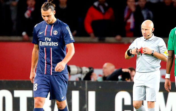 Ibrahimovic recebe o cartão vermelho na partida do PSG contra o Saint-Etienne (Foto: AP)