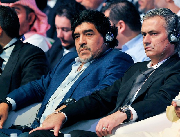 Maradona e José Mourinho em conferência de esporte em Dubai (Foto: Reuters)