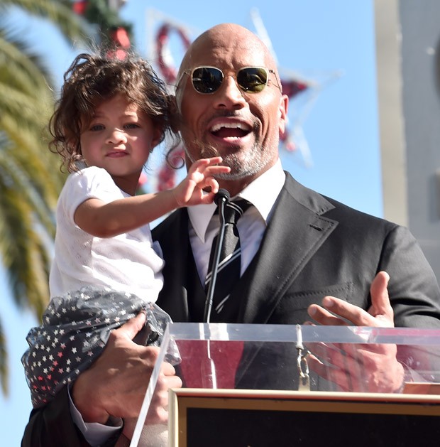 Gêmeos? Em clique raro, The Rock posa com a mãe e semelhança