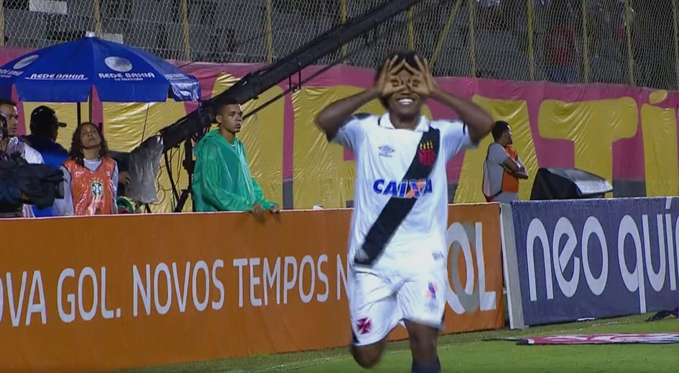 Paulo Vitor comemora seu gol sobre o Vitória, o primeiro como profissional (Foto: Reprodução)