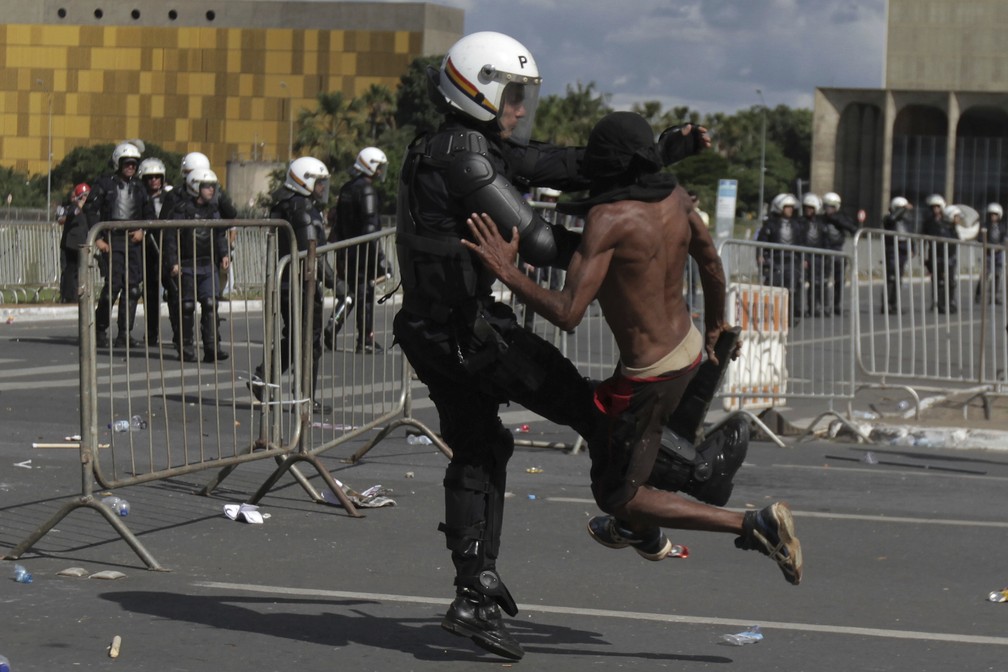 Confronto entre policiais e manifestantes durante protesto contra o governo do presidente Michel Temer, em Brasília  (Foto: Eraldo Peres/AP)