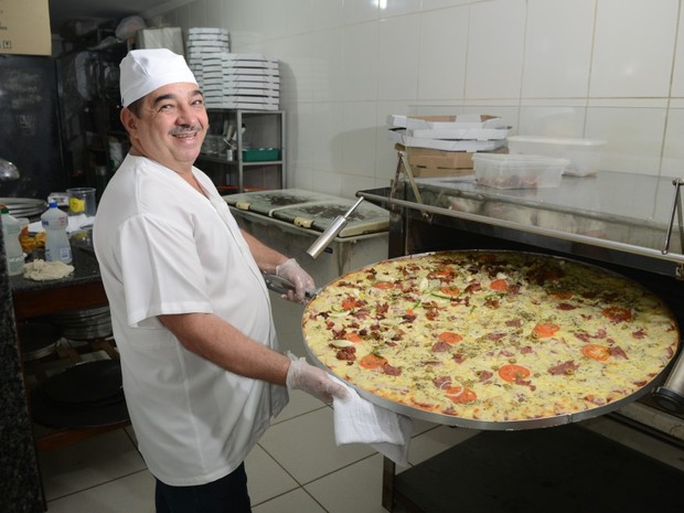 Maior pizza comercial do Espírito Santo é feita em Cariacica, espírito santo (Foto: Ricardo Medeiros/ A Gazeta)