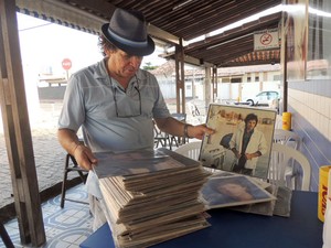 Chico e sua coleção de discos de Roberto Carlos (Foto: Felipe Gibson/G1)