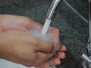 Hábitos caseiros fazem consumo de água subir 20% em Manaus  (Foto: Leandro Tapajós/G1 AM)