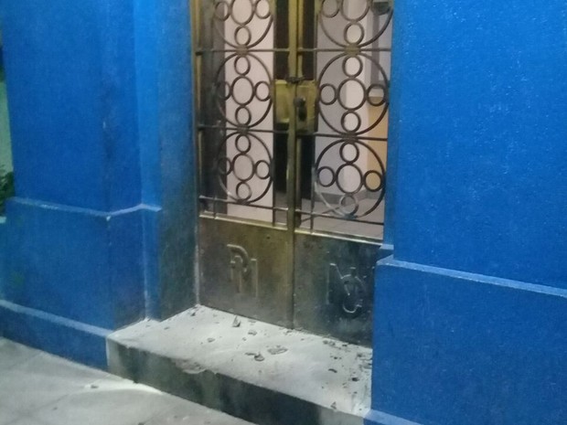 Ataque ao prédio da prefeitura aconteceu na madrugada desta terça (14) (Foto: Divulgação/PM)