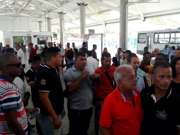 Usuários e integrantes do sindicato fazem protesto na Estação Retiro (Foto: Vanderson Nascimento / TV Bahia)