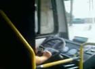 Motorista de ônibus dirige usando celular em SP (Cristiane Oliveira/VC no G1)