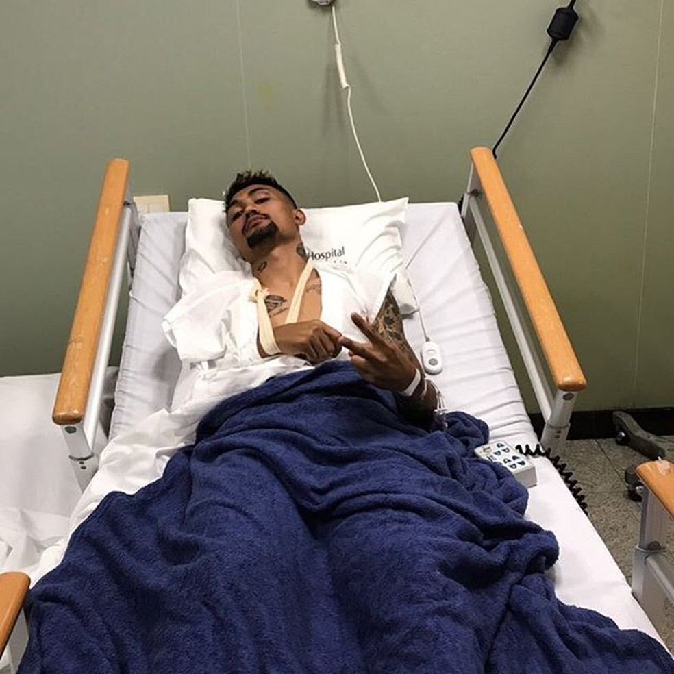 Atacante passará por cirurgia nesta segunda-feira (Foto: Reprodução/Instagram)