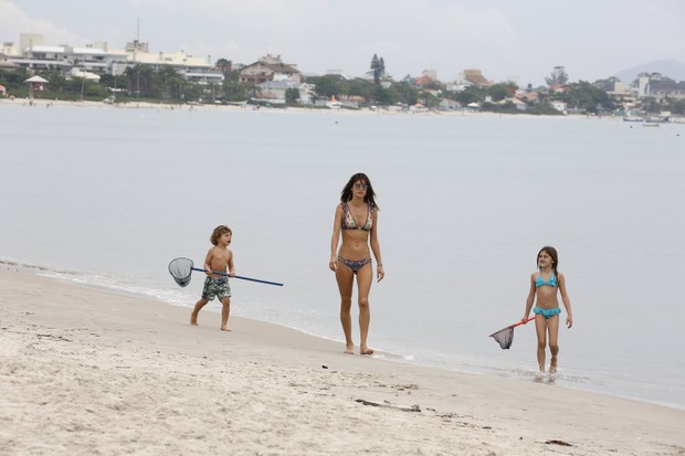 Alessandra Ambrósio com os filhos Noah e Anja (Foto: Gabriel Reis/Agnews)