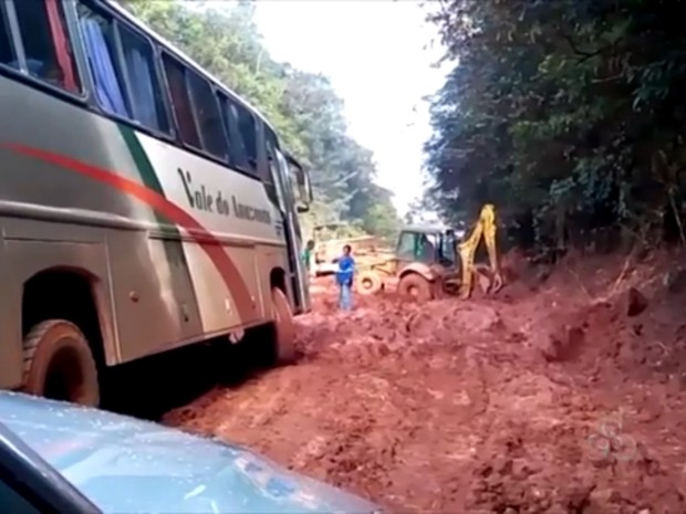 Ônibus enfrentam atoleiros na BR-156 (Foto: Reprodução/TV Amapá)