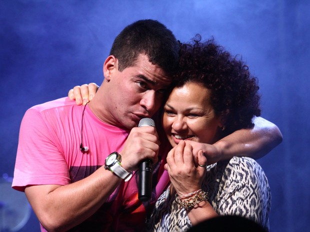 Thiago Martins com a mãe, Maria Lucia, em show no Rio (Foto: Raphael Mesquita/ Divulgação)