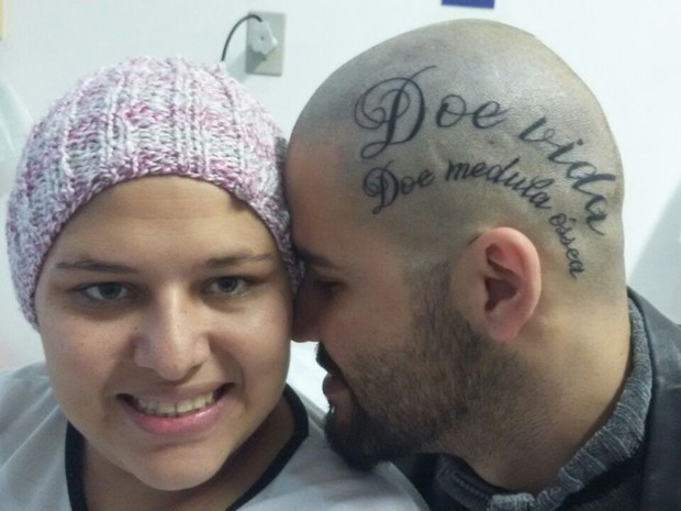 Elenara o irmão Cristiano, que tatuou mensagem para estimular doação de medula óssea (Foto: Arquivo pessoal/Cristiano Prudente Knevitz)