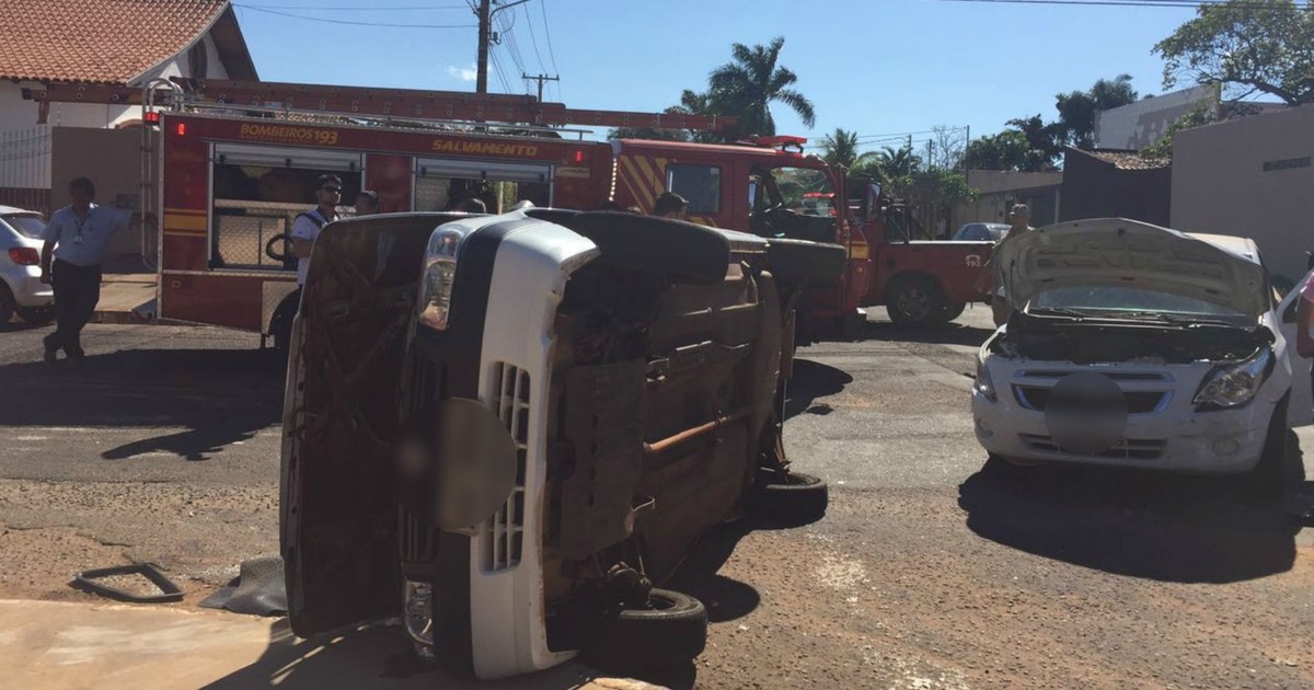 G1 Veículo faz ultrapassagem colide contra outro e capota na capital