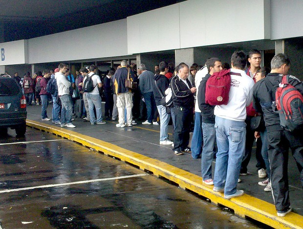 torcida do Lanús no aeroporto (Foto: Richard Souza / Globoesporte.com)