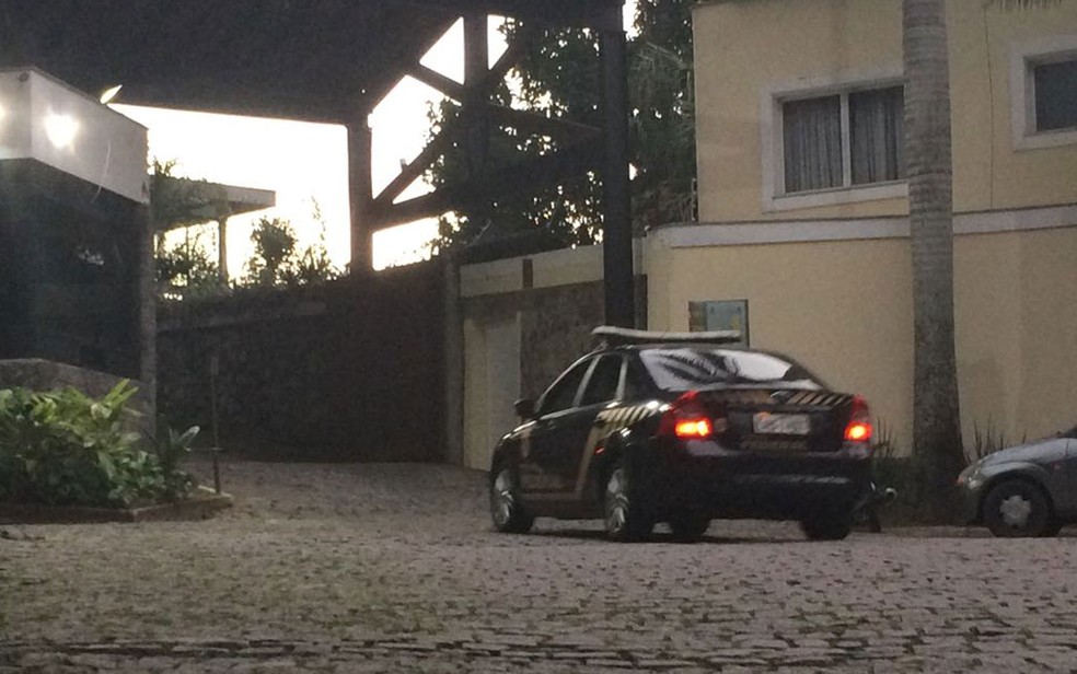 Policiais federais chegaram às 6h em condomínio no Humaitá para prender o empresário Miguel Iskin, sócio de da empresa Oscar Iskin (Foto: Alba Valéria Mendonça / G1)