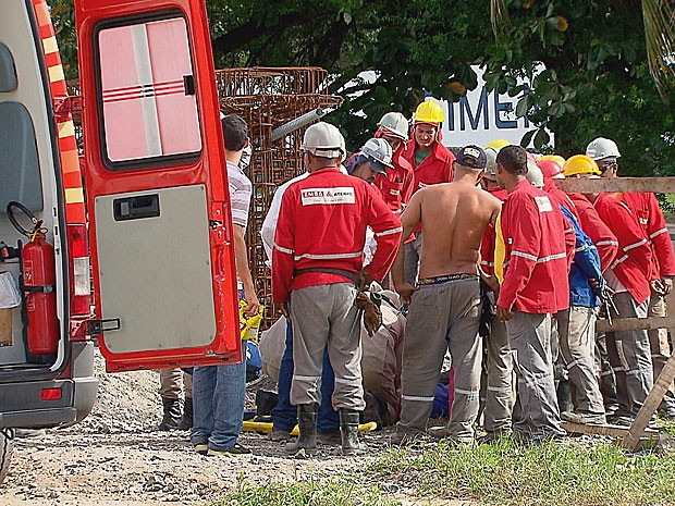Acidente em obra de viaduto nos Bultrins, Olinda (Foto: Reprodução / TV Globo) Acidente em obra de viaduto nos Bultrins, Olinda (Foto: Reprodução / TV Globo)