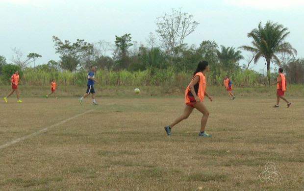 Jogadoras do Altético-AC treinam no campo B da Federação de Futebol do Acre (Foto: Globo Esporte Acre)