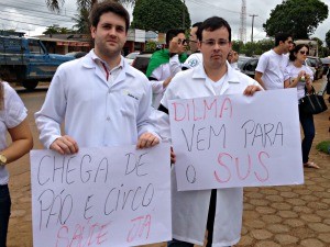 Estudantes de medicina também participaram do ato (Foto: Vanessa Vasconcelos/G1)