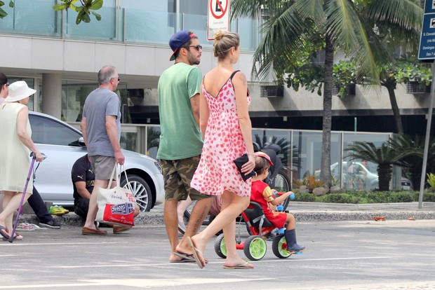 Luana Piovani e Pedro Scooby passeiam com o filho Dom na orla  (Foto: JC Pereira/AgNews)