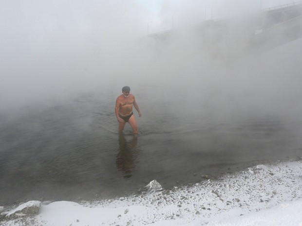  Nikolai Bocharov, de 77 anos, encarou as águas geladas no rio Yenisei (Foto: Ilya Naymushin/reuters)