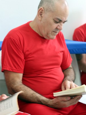 Sebastião já leu dezenas de livros e começou a escrever um próprio (Foto: Jéssica Balbino/ G1)