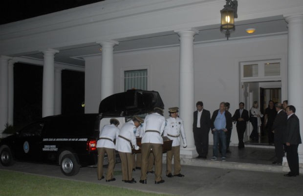 O corpo do arquiteto Oscar Niemeyer chega ao Palácio da Cidade, em Botafogo, na zona sul da cidade do Rio de Janeiro, onde será velado até as 15h. (Foto: Tania Rego/ABr)