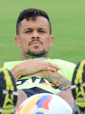 [OFF] À vontade, Rafael Bastos pede 