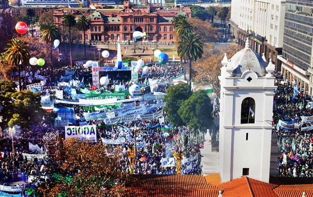 Praça 25 de Mayo tomada de manifestantes em ato nesta quarta-feira (27) (Foto: Daniel Garcia/AFP)