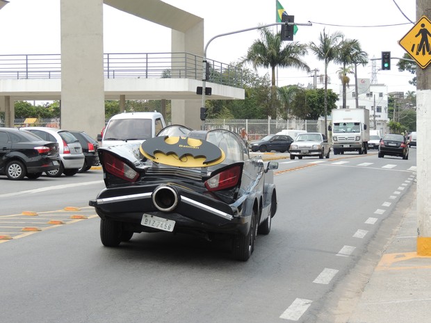 Na avenida principal de Poá, o 'Batman' chama a atenção (Foto: Pedro Carlos Leite/G1) Na avenida principal de Poá, o 'Batman' chama a atenção (Foto: Pedro Carlos Leite/G1)