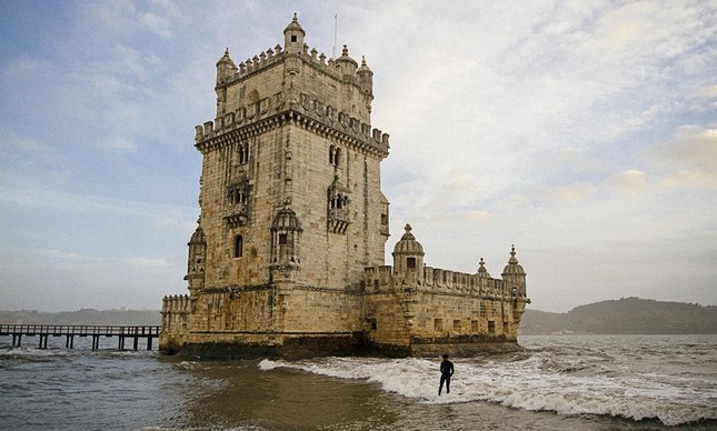 João Kopke surfando ao lado da Torre de Belém, em Lisboa