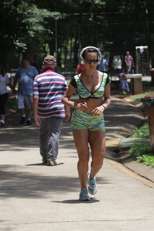 Dai Macedo, miss bumbum, se exercita em parque (Foto: Leo Franco / AgNews)