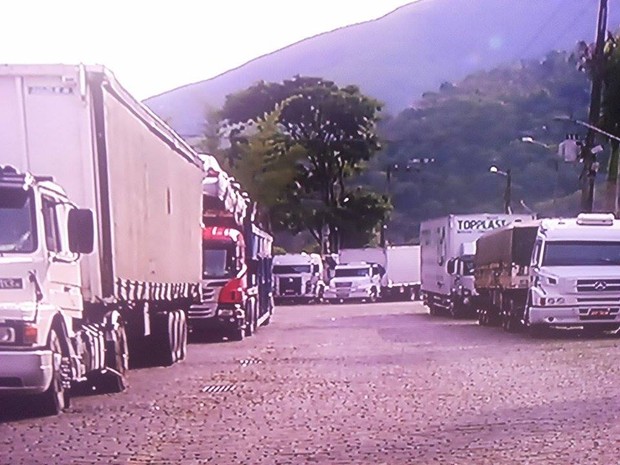 Caminhoneiros param na BR-040, em Petrópolis, mas não aderem movimento (Foto: Reprodução/InterTV)