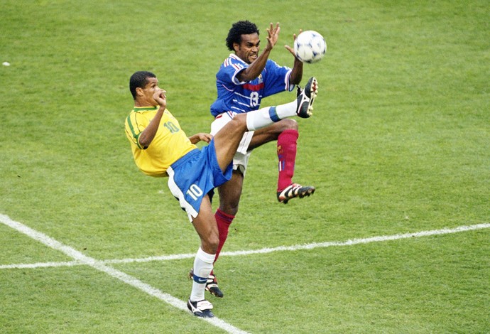 Christian Karembeu of France goes in on Rivaldo of Brazil during the World Cup Final at the Stade de France in St Denis. France won 3-0.  (Foto: Getty Images)