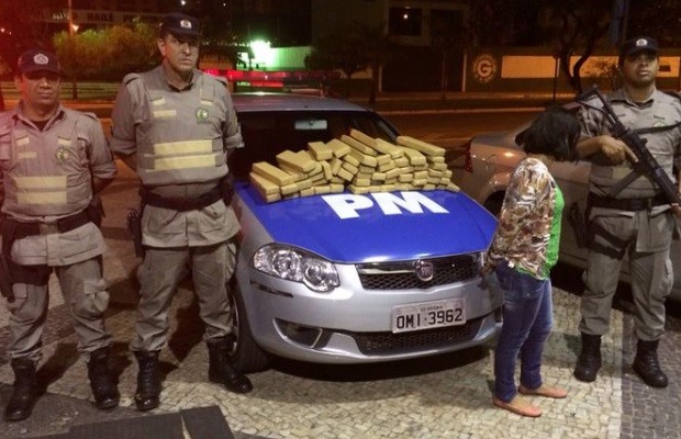 Mulher droga, São Francisco de Goiás (Foto: Divulgação/PM)