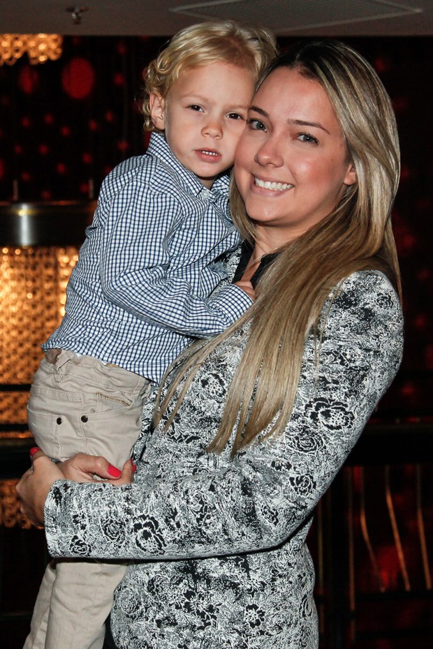 Davi Lucca, filho de Neymar, com a mãe Carol Dantas (Foto: Manuela Scarpa/Photo Rio News)
