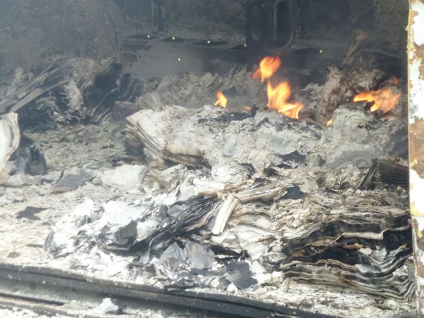 Carro é incendiado após assalto a lotérica na Bahia (Foto: Camila Oliveira / TV Santa Cruz)