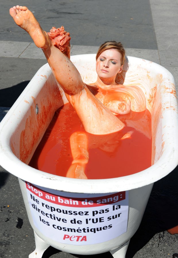 O protesto é contra a intenção da Comissão Europeia de adiar até 2013 o início do banimento de animais de teste na indústria de cosméticos. (Foto: Mehdi Fedouach/AFP)