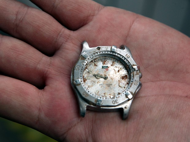Relógio foi encontrado em meio aos escombros do acidente (Foto: Claudio Vitor Vaz / Jornal A Tribuna)