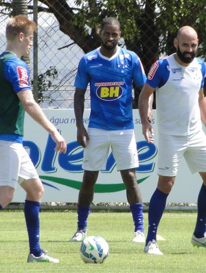 Zagueiros Grolli, Dedé e Bruno Rodrigo no treino do Cruzeiro (Foto: Tayrane Corrêa) Zagueiros Grolli, Dedé e Bruno Rodrigo no treino do Cruzeiro (Foto: Tayrane Corrêa)