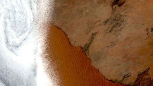  A cidade de Swakopmund está coberta por nuvens na imagem, mas as dunas do deserto da Namíbia estão visíveis. O Sentinel-2a irá operar também com uma plataforma adicional, permitindo maior chance de observações diretas do solo  (Foto: ESA)