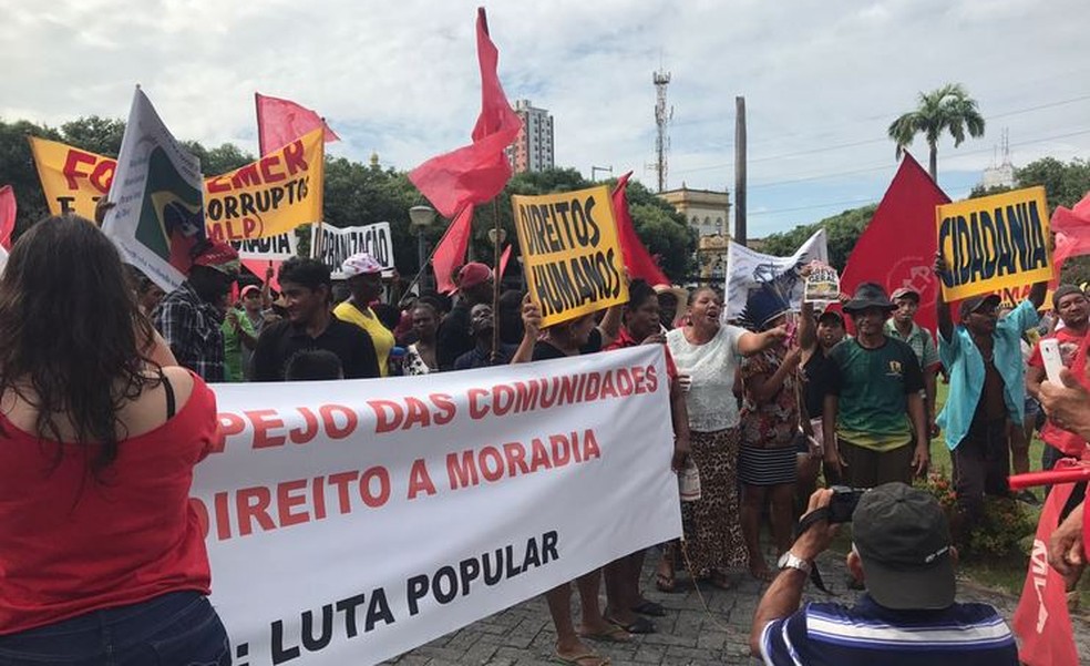 Manifestantes iniciaram ato na Praça da Saudade, em Manaus (Foto: Patrick Marques/G1 AM)